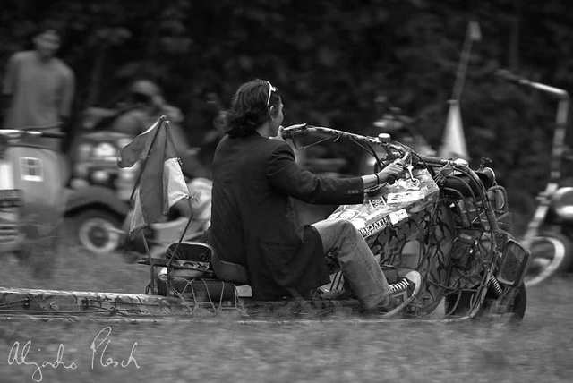 Fumes - Indo Vespa Community - photo by ALEJANDRO PLESCH