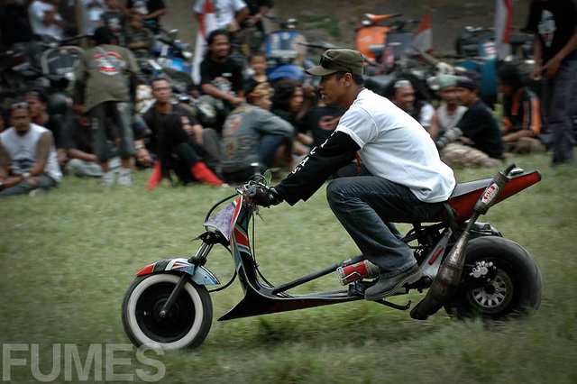 Fumes - Indo Vespa Community - photo by ALEJANDRO PLESCH