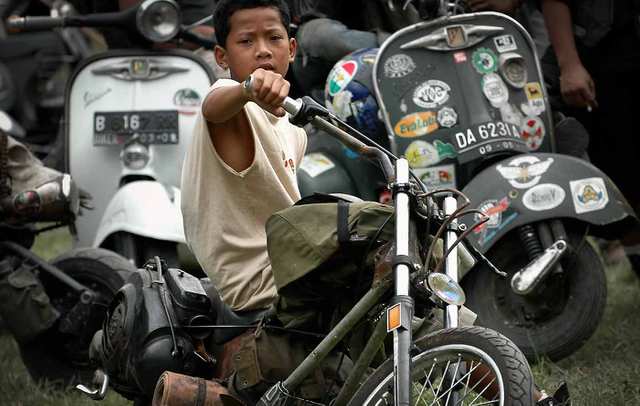 Fumes - Indo Vespa Community - photo by ALEJANDRO PLESCH