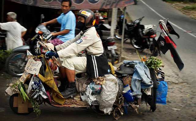 Fumes - Indo Vespa Community - photo by ALEJANDRO PLESCH