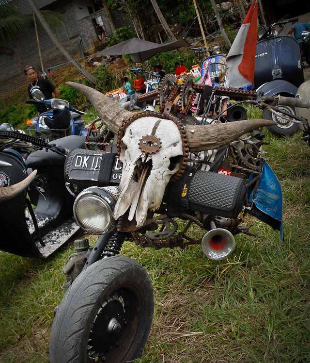 Fumes - Indo Vespa Community - photo by ALEJANDRO PLESCH